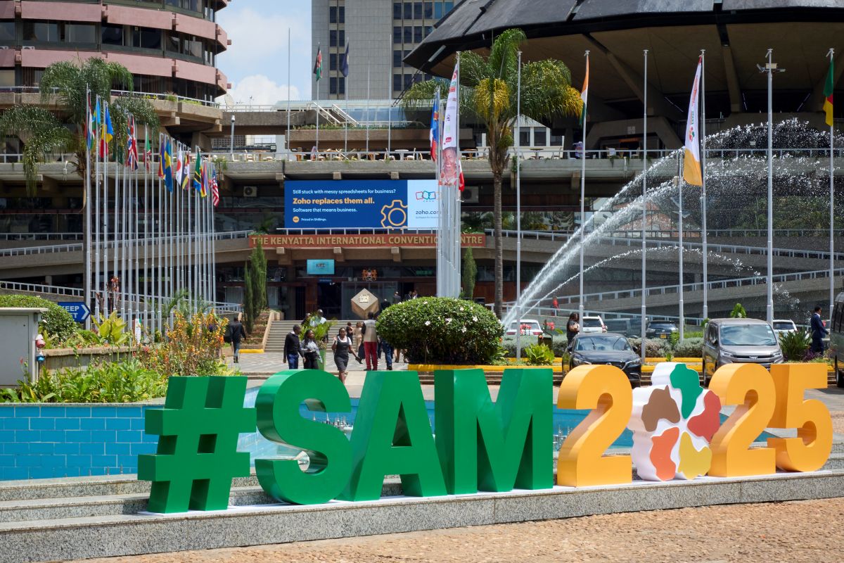 Un hashtag géant #SAM2025 devant Kenyatta International Conference Center