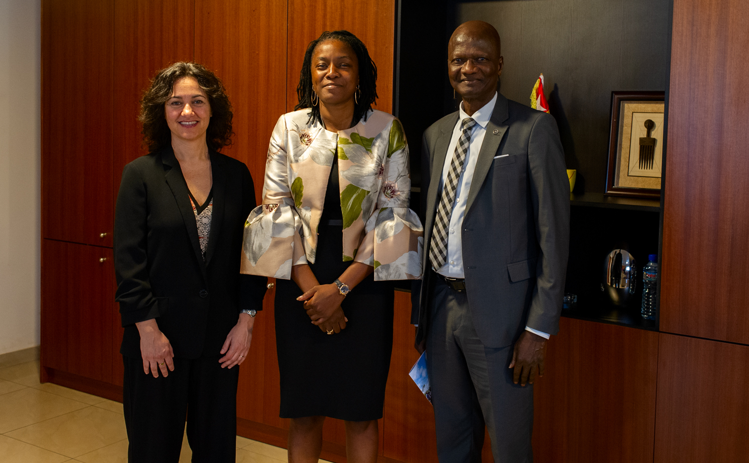 Les co-organisateurs de la SAM 2023 réunis : Laura Foschi, directrice de ADA, Mazamesso Assih, ministre togolaise en charge de l’inclusion financière et Yombo Odanou, Président du réseau MAIN.