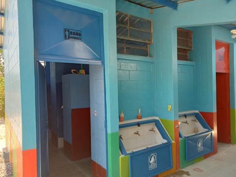 Lavabos et toilettes école de Llano Grande.jpg