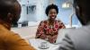 Mujer hablando con dos hombres. Copyright: Shutterstock