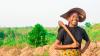 Fermière africaine dans un champ. Copyright: Shutterstock