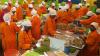 Mujeres clasificando chiles